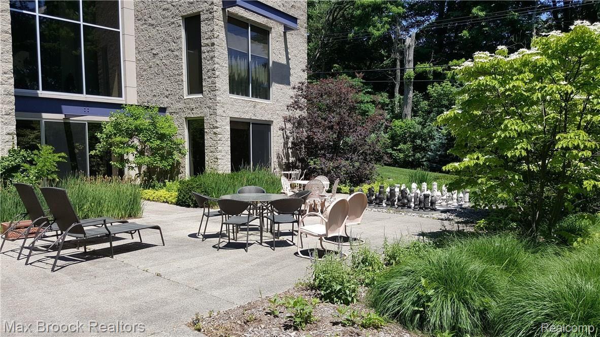4455 Dow Ridge Road West Bloomfield, MI 48324 - Photo 32 of 50 Play and relax on your lower tiered patio