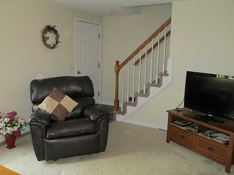 141 New River Road, Unit 141 Lincoln, RI 02838 - Photo 8 of 23 Living Room.