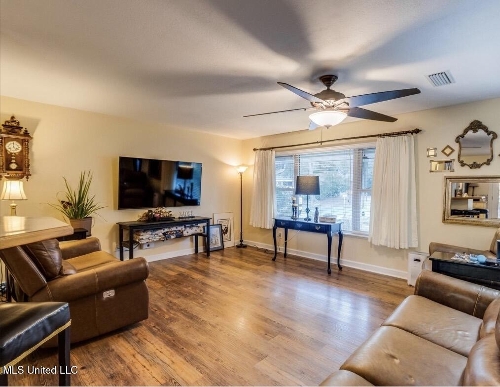 320 Carter Road Biloxi, MS 39531 - Photo 3 of 28 Living Room Cropped