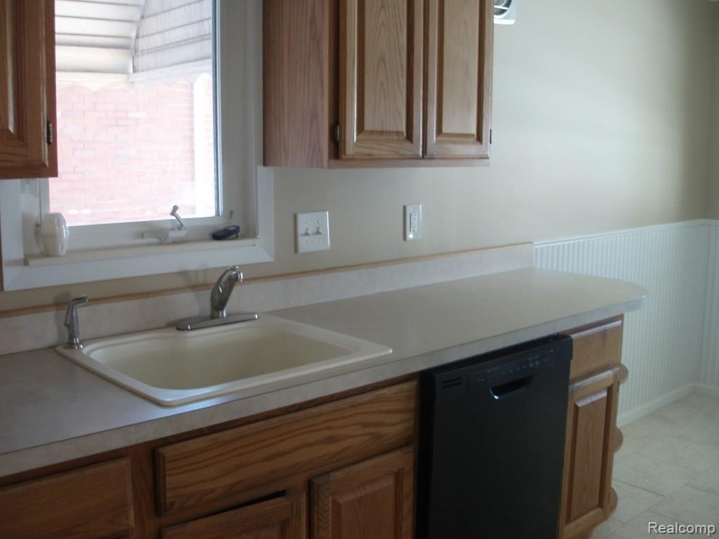 9293 Rosedale Boulevard Allen Park, MI 48101 - Photo 3 of 15 ANDREW 3-5-14 129.jpg