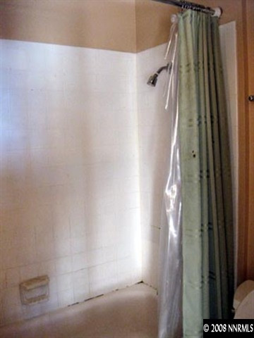 567 West 4th Street, Unit 905 Reno, NV 89503 - Photo 7 of 8 a bathroom with a shower