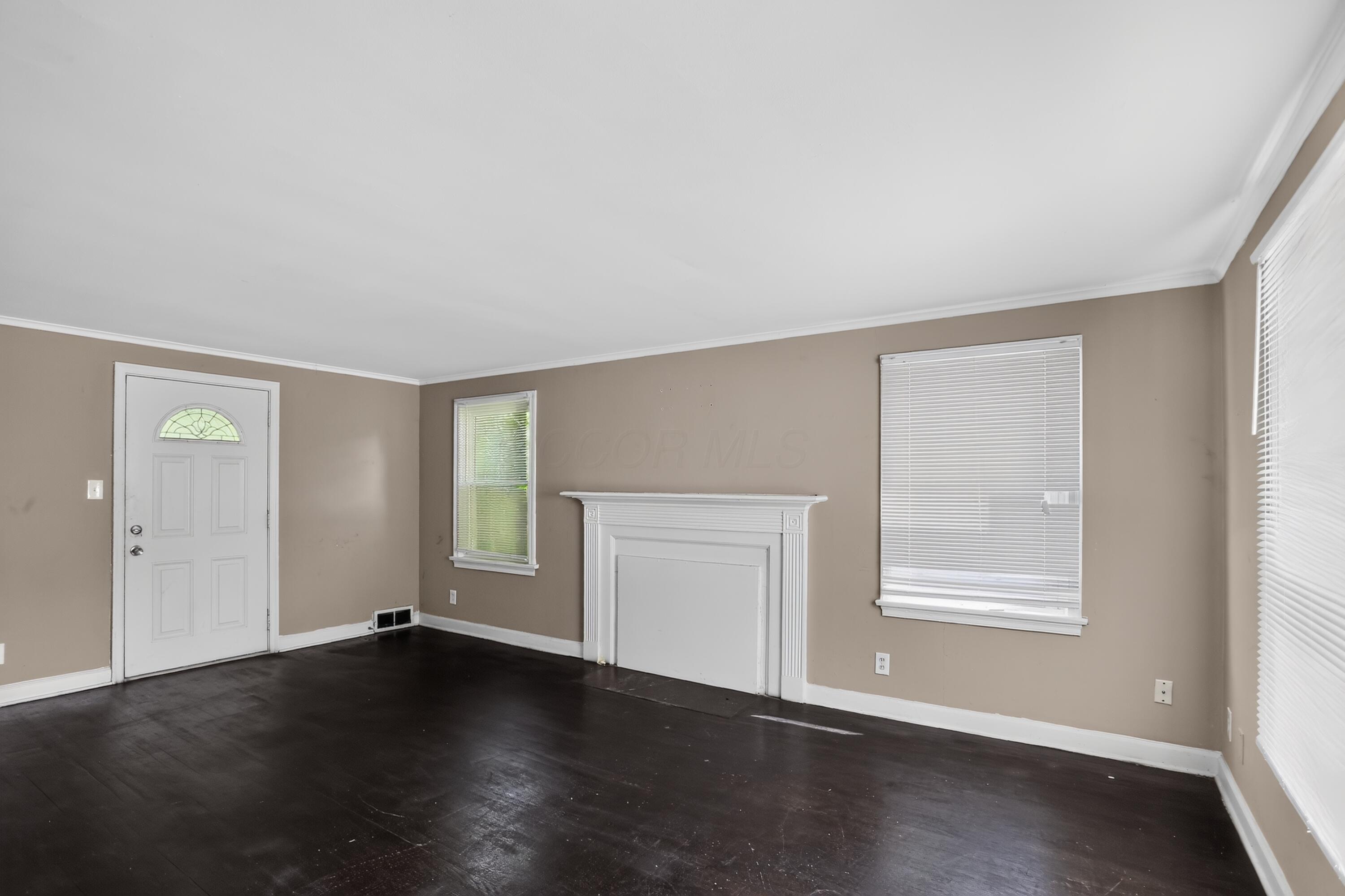 208 South James Road Columbus, OH 43213 - Photo 3 of 18 04_208_S_James_Rd-Living_room-7057