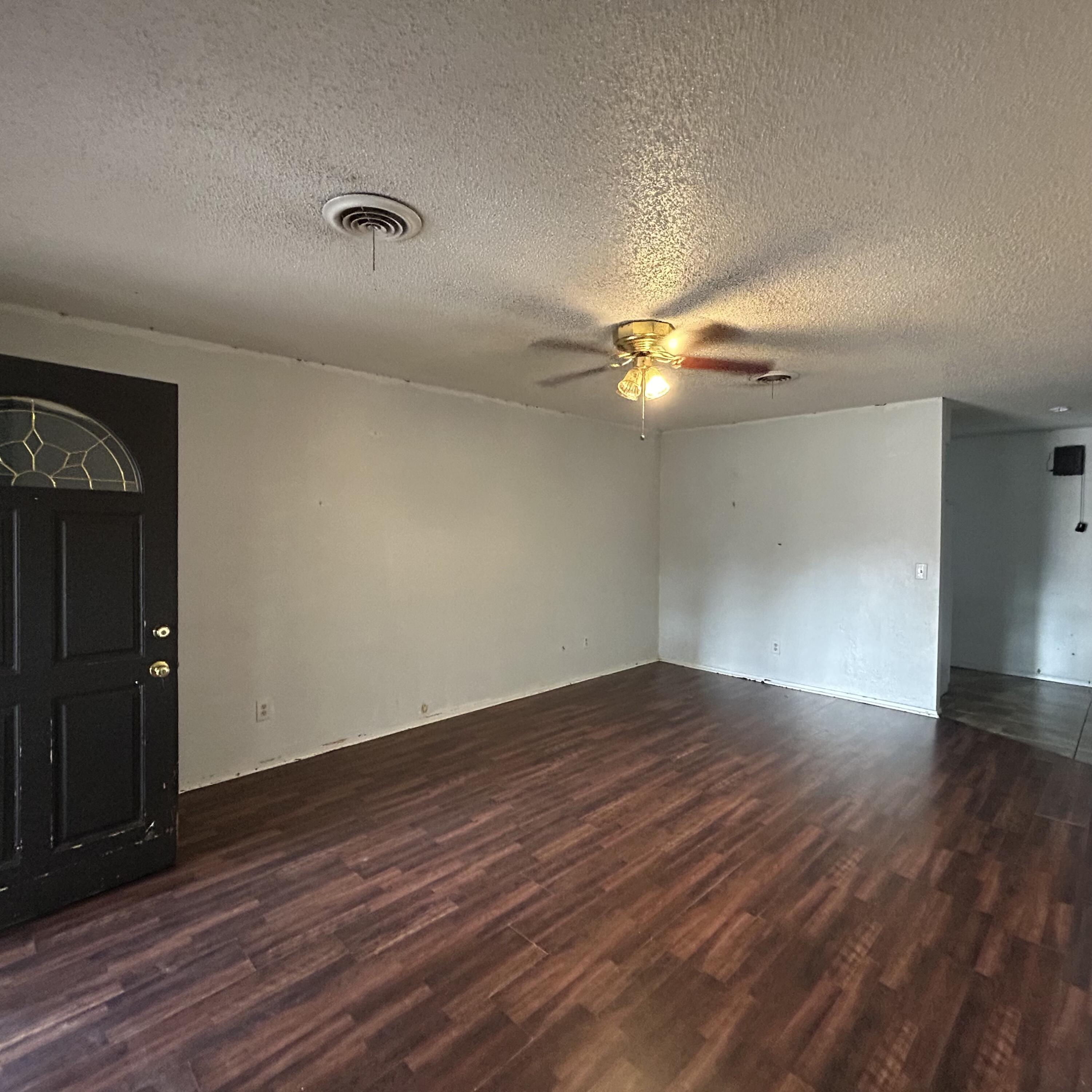 407 South Collins Avenue Tulia, TX 79088 - Photo 6 of 19 IMG_4788
