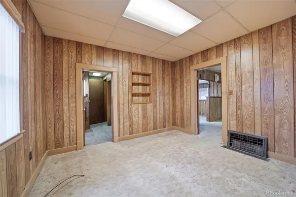 an empty room with closet and mirror