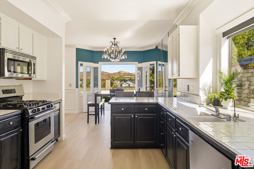 22825 Aspen Court Saugus, CA 91390 - Photo 12 of 48