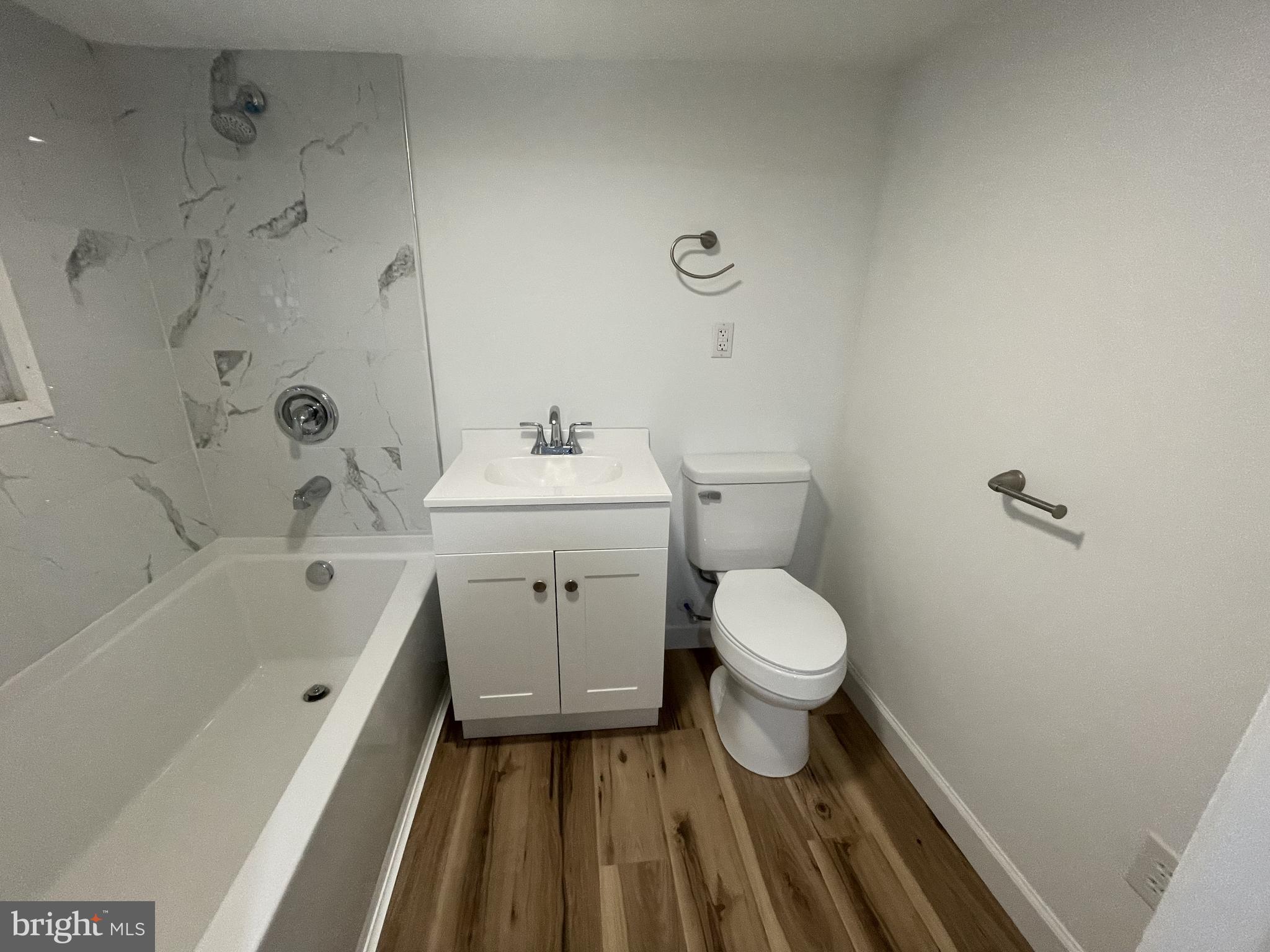 628-630 High Street Cambridge, MD 21613 - Photo 6 of 16 a bathroom with a toilet a sink and bathtub