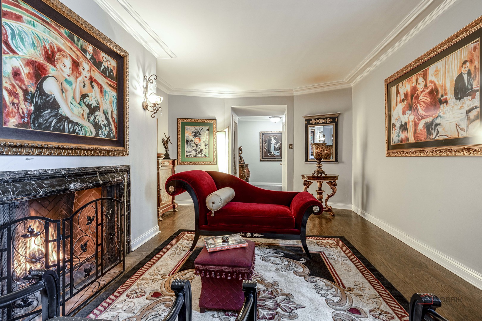 6334 North Sheridan Road, Unit 3E Chicago, IL 60660 - Photo 12 of 39 a living room with furniture and a fireplace