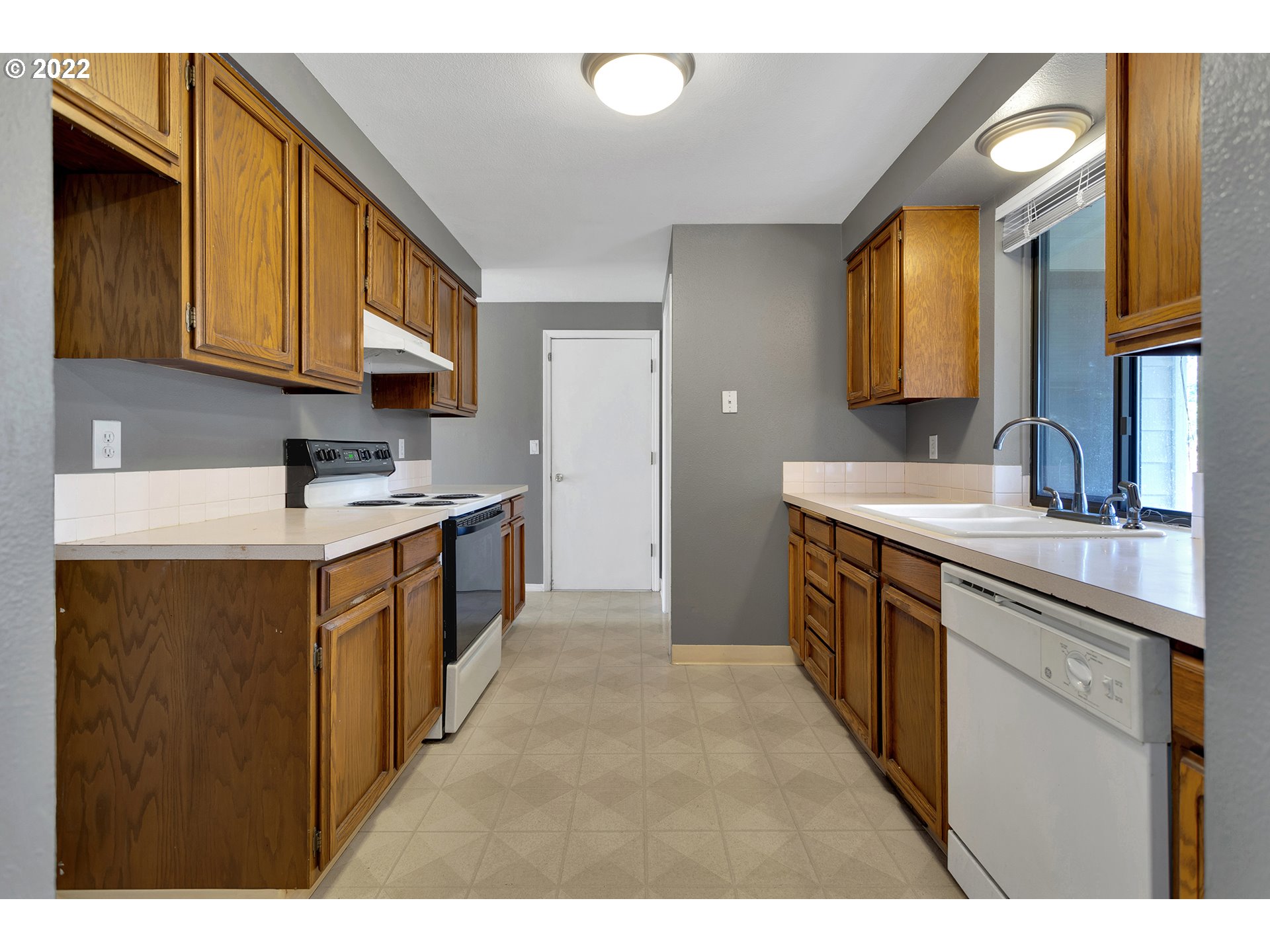 9139 Southwest Raritan Court Tualatin, OR 97062 - Photo 10 of 26 Gallery Image 10