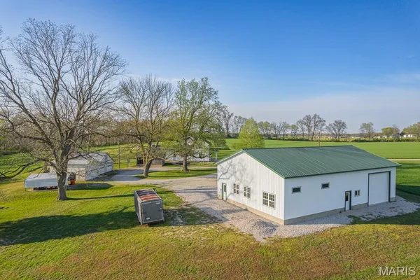 $709,900 | 21617 Emerald Road, Carlyle, IL 62231