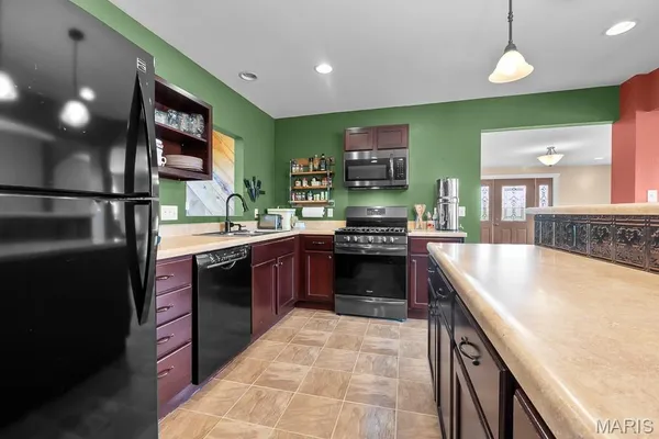 $709,900 | 21617 Emerald Road, Carlyle, IL 62231