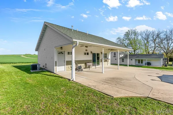 $709,900 | 21617 Emerald Road, Carlyle, IL 62231