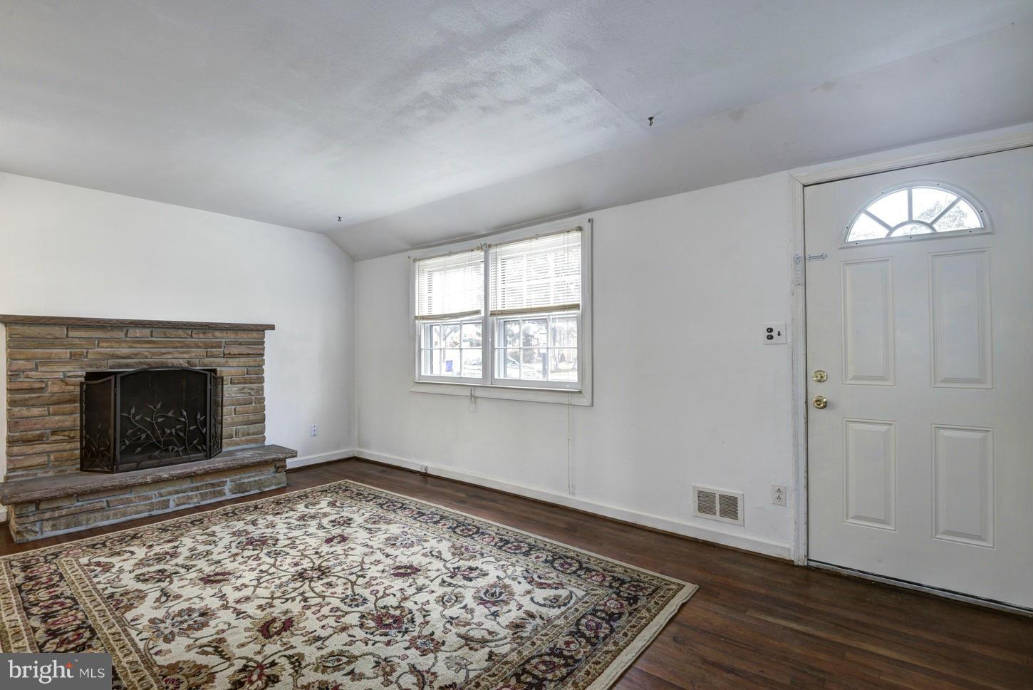 12618 Flack Street Silver Spring, MD 20906 - Photo 6 of 27 Living Room/ Entry