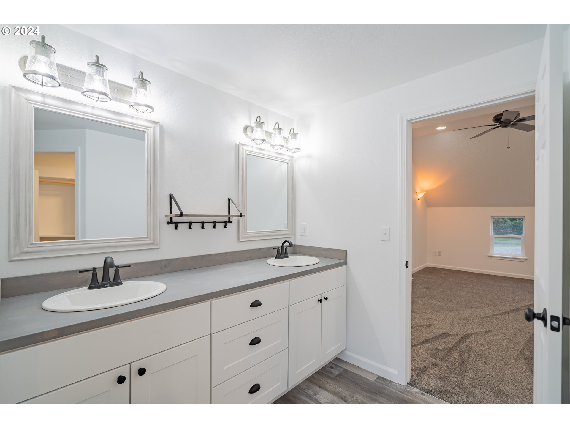 35027 Northeast Thompson Road Yacolt, WA 98675 - Photo 17 of 39 Attached Bathroom #1