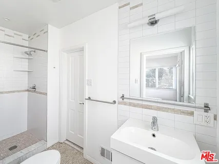 $4,995 | 6289 Commodore Sloat Drive, Los Angeles, CA 90048