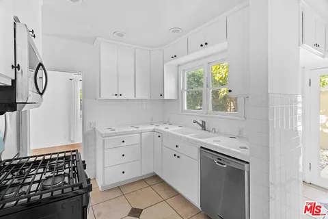 $4,995 | 6289 Commodore Sloat Drive, Los Angeles, CA 90048