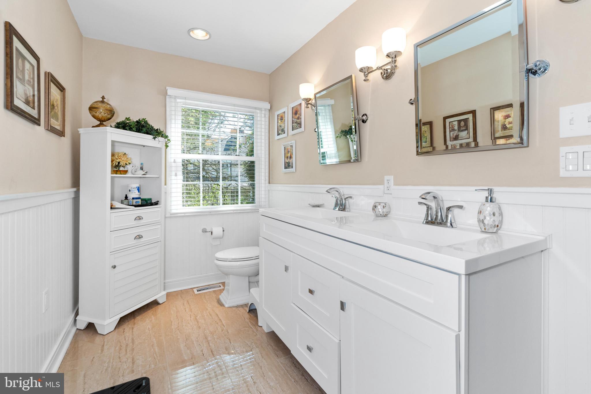 910 Augusta Road Wilmington, DE 19807 - Photo 28 of 38 White bright dual vanity