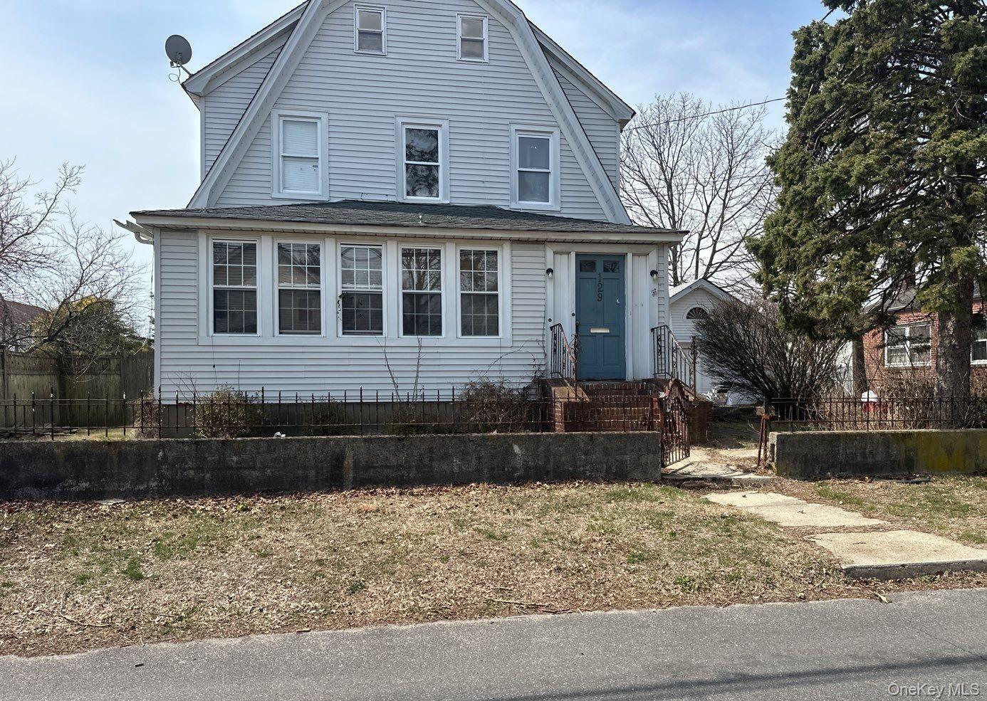129 North 7th Street Lindenhurst, NY 11757 - Photo 1 of 4