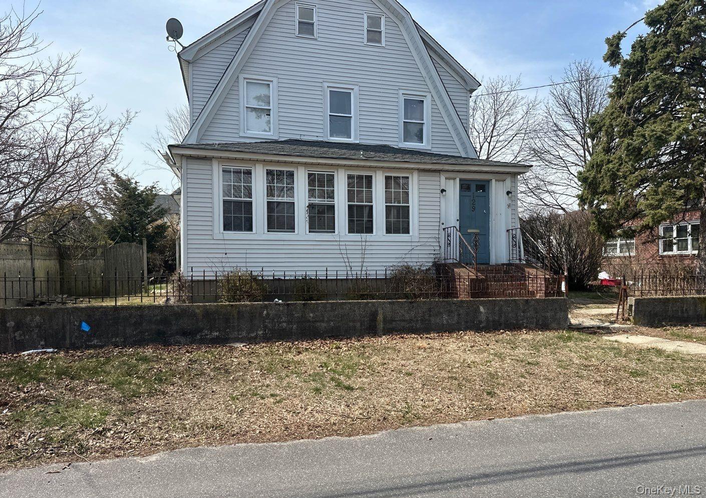 129 North 7th Street Lindenhurst, NY 11757 - Photo 2 of 4