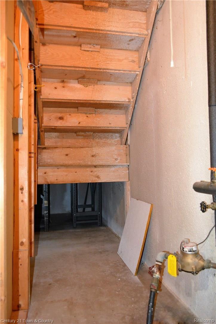 1521 Colony Drive Rochester, MI 48307 - Photo 35 of 37 Extra storage