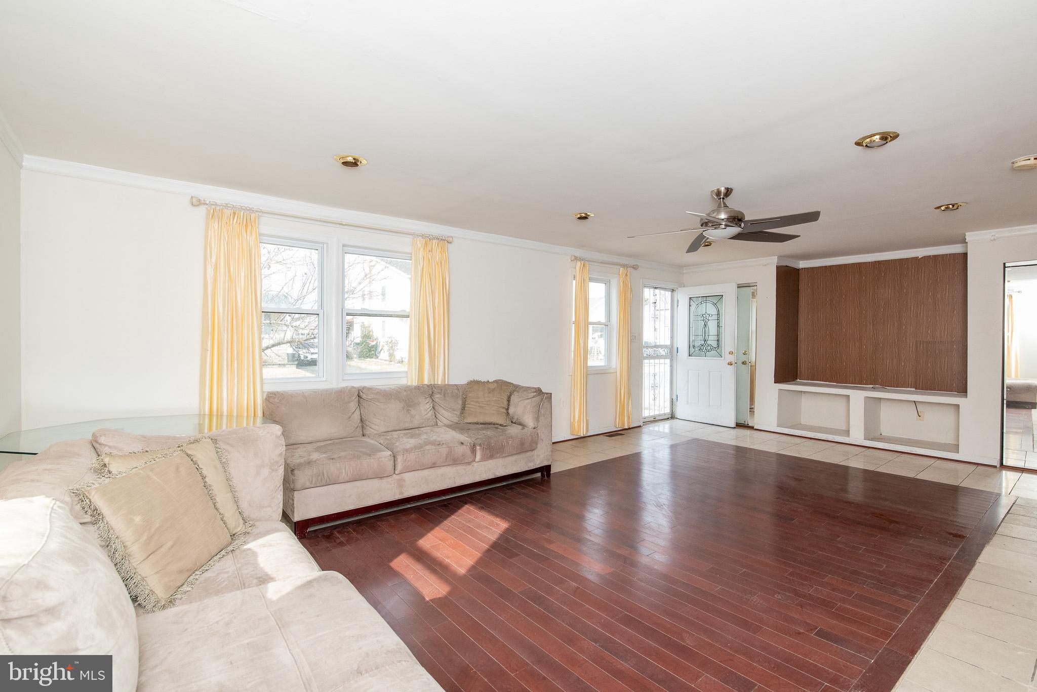 226 Oakwood Road Baltimore, MD 21222 - Photo 3 of 52 Living Room