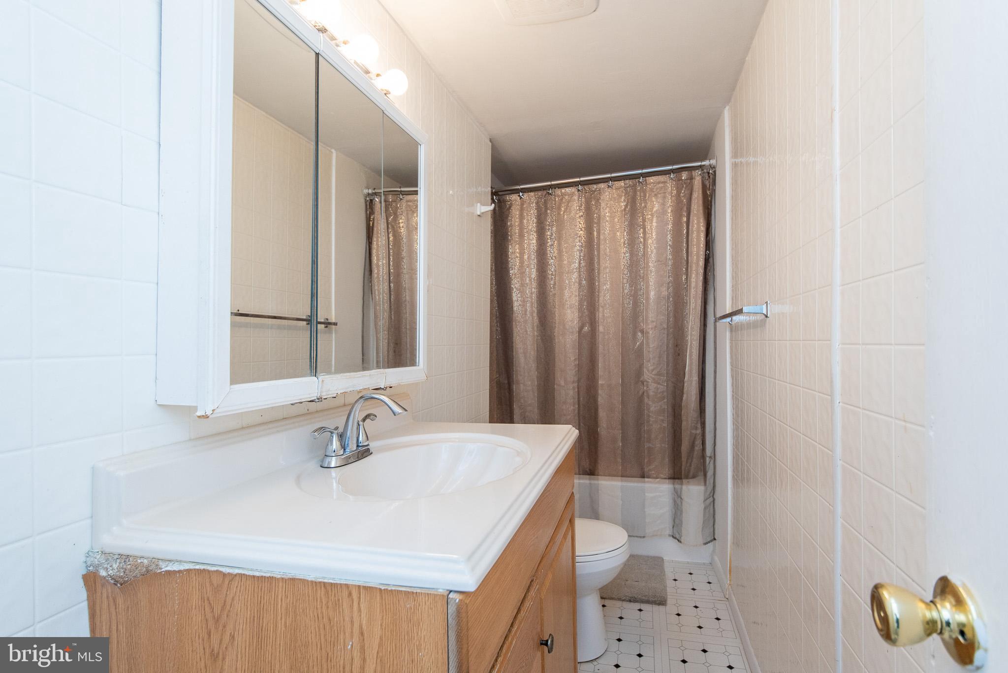 226 Oakwood Road Baltimore, MD 21222 - Photo 27 of 52 Upper Level Full Bath