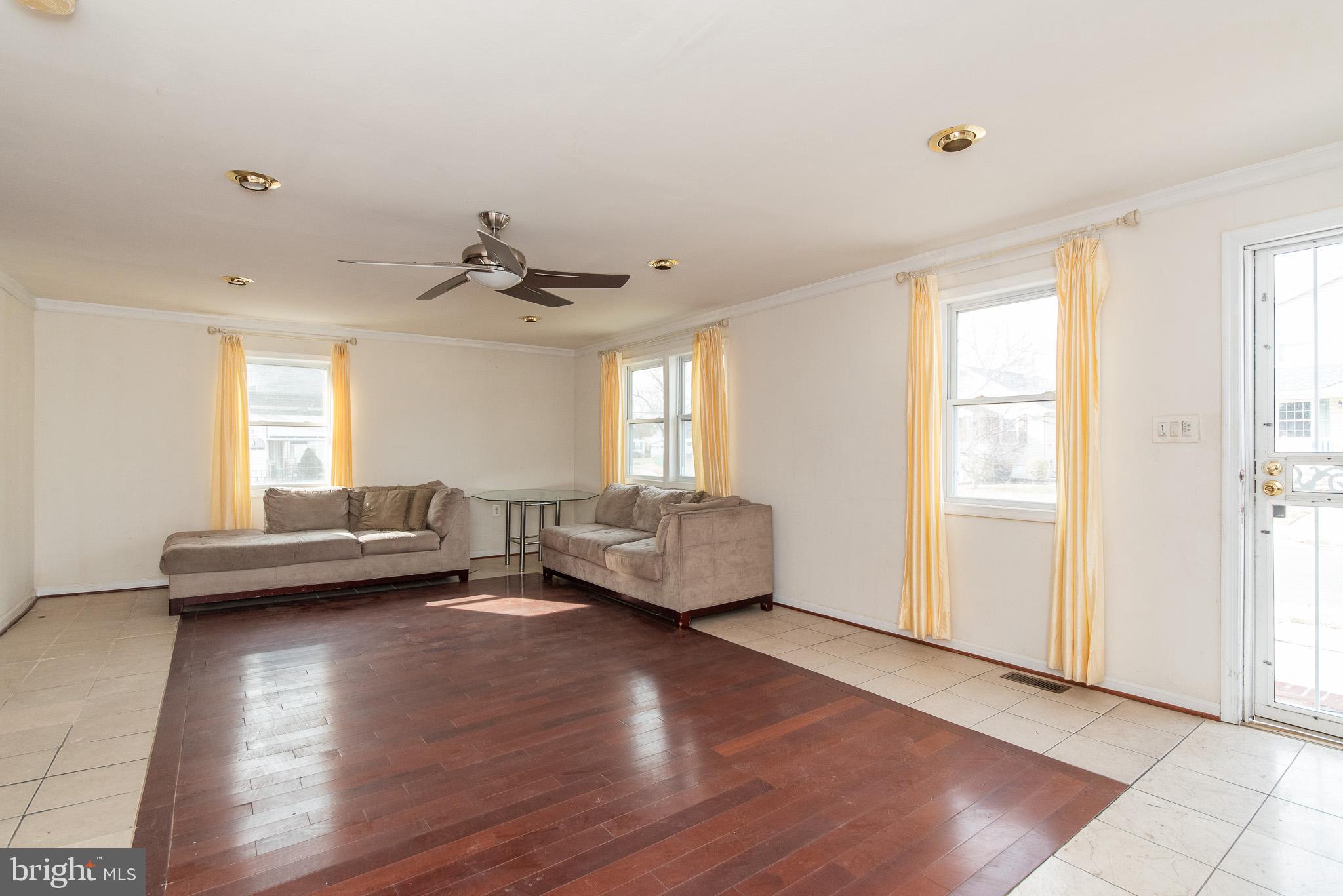 226 Oakwood Road Baltimore, MD 21222 - Photo 6 of 52 Living Room