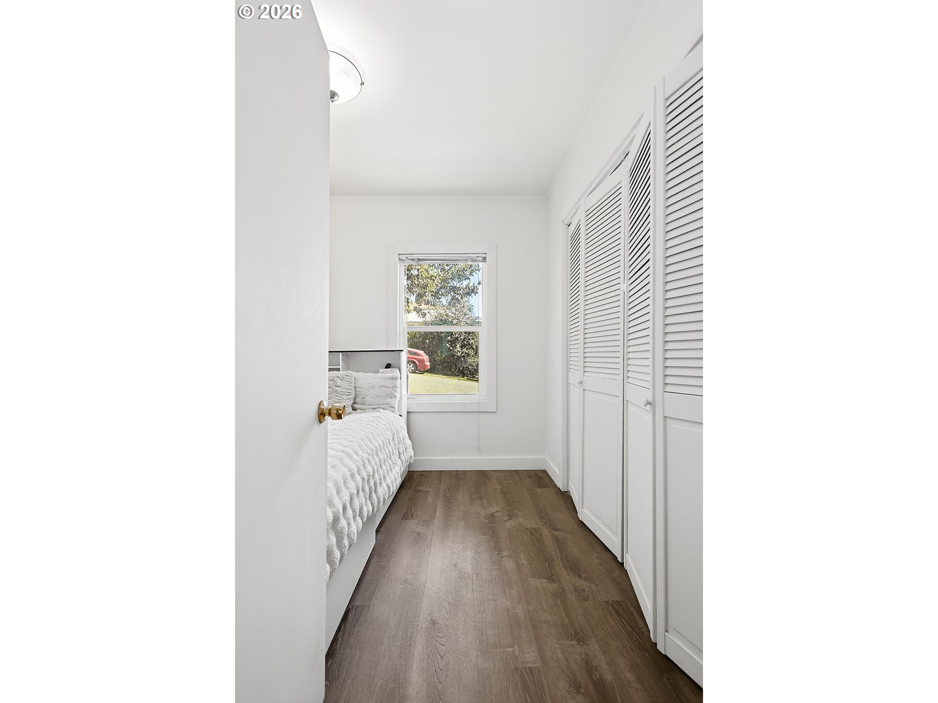 320 East Steuben Street Bingen, WA 98605 - Photo 22 of 41 a view of a hallway with windows