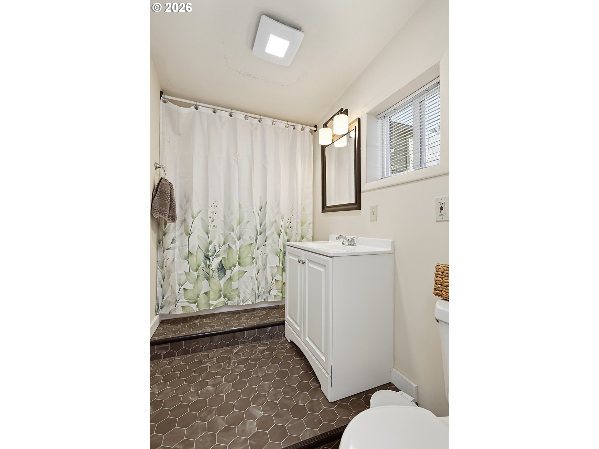 320 East Steuben Street Bingen, WA 98605 - Photo 26 of 41 a bathroom with a sink toilet and shower