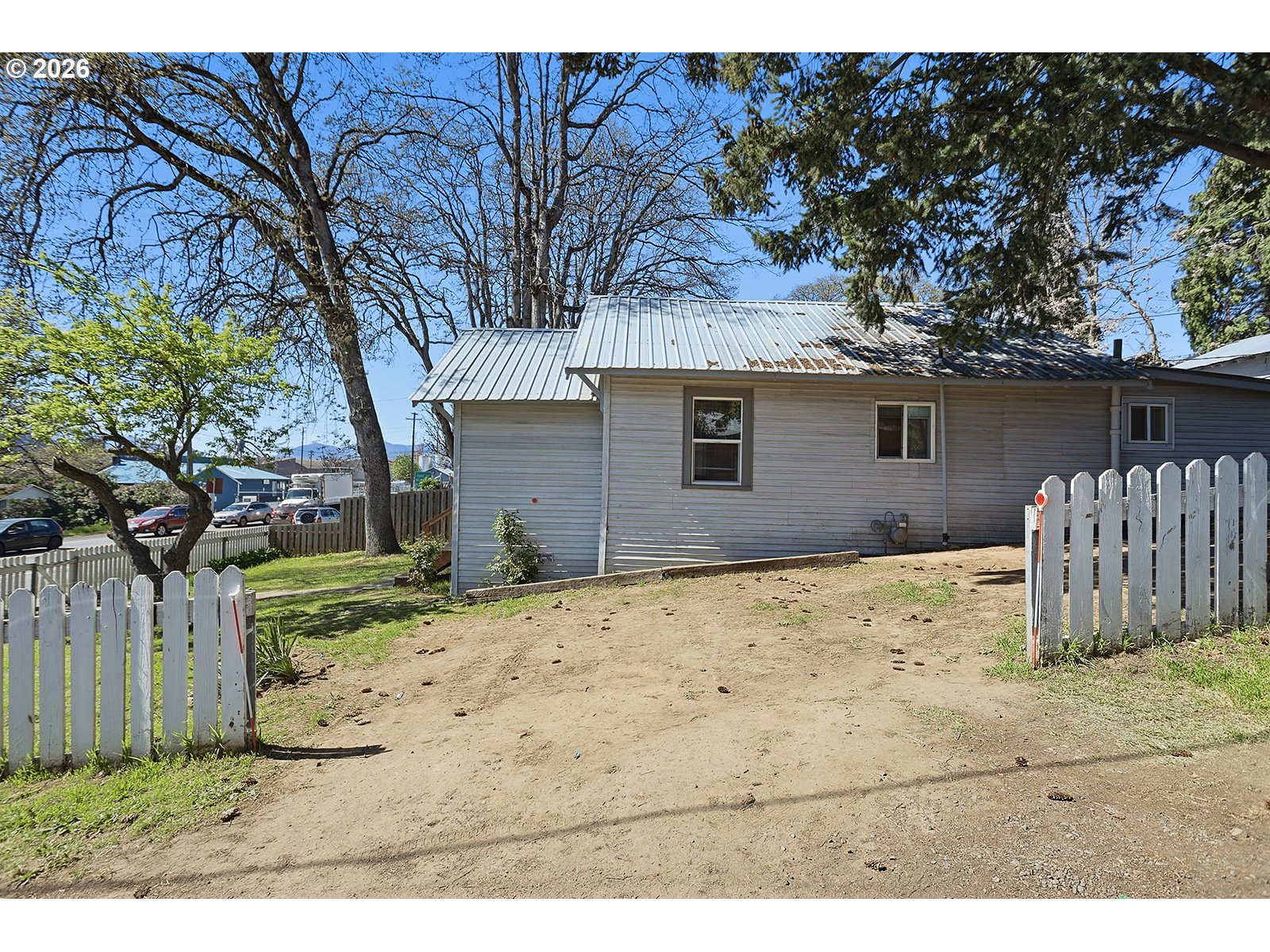 320 East Steuben Street Bingen, WA 98605 - Photo 29 of 41 a backyard of a house with a tree