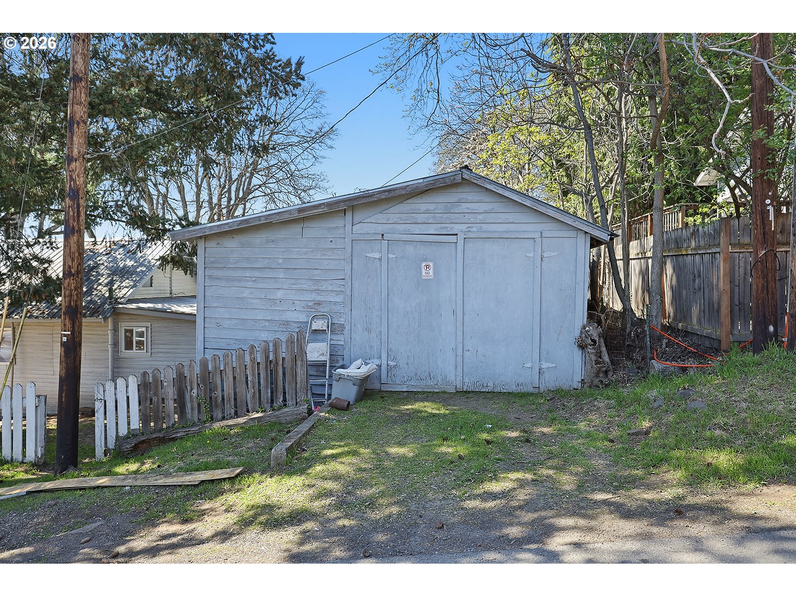 320 East Steuben Street Bingen, WA 98605 - Photo 31 of 41 a backyard of a house