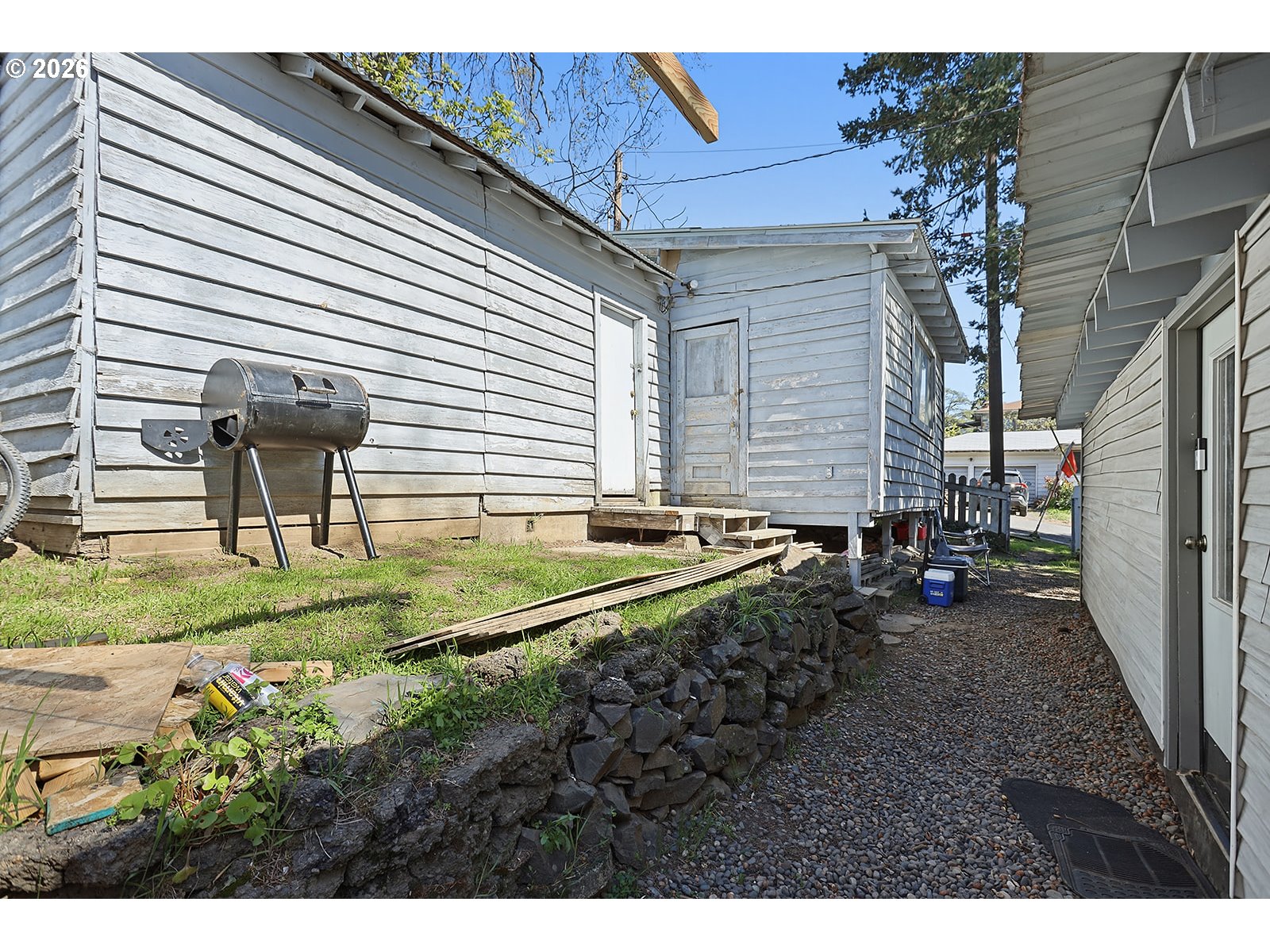 320 East Steuben Street Bingen, WA 98605 - Photo 32 of 41 a view of backyard of a house