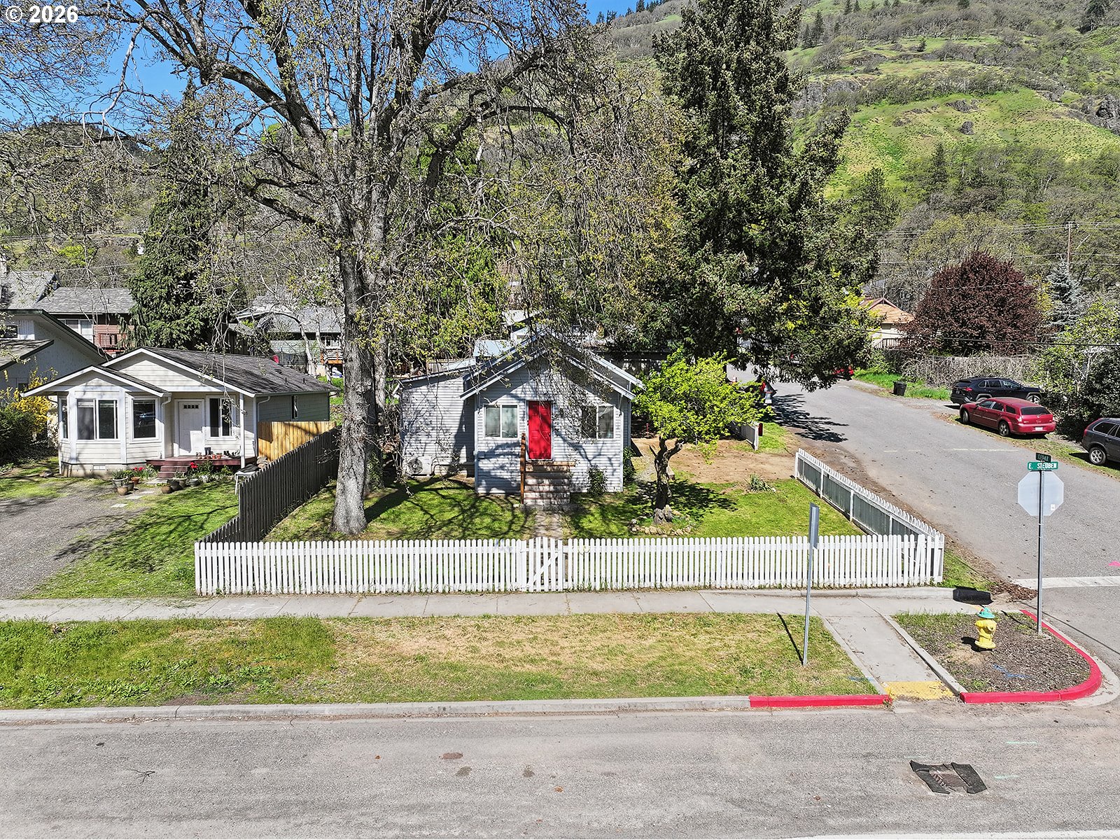 320 East Steuben Street Bingen, WA 98605 - Photo 36 of 41 a small garden with tall trees