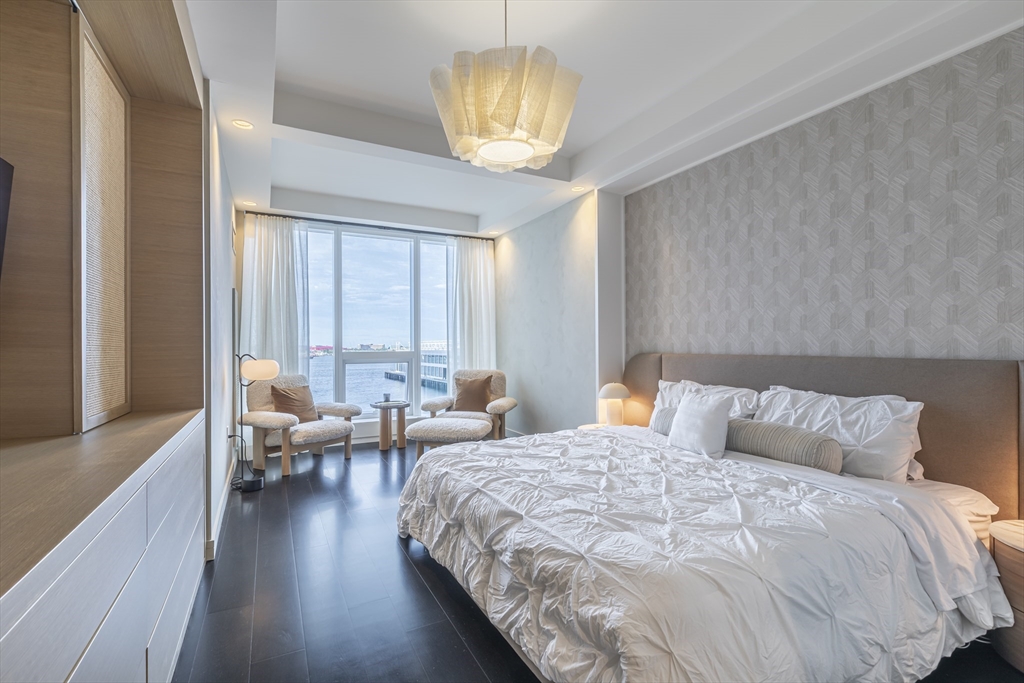 150 Seaport Boulevard, Unit 6D Boston, MA 02210 - Photo 18 of 30 a bedroom with bed and window