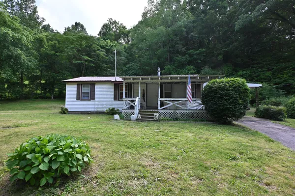 a view of a house with backyard and garden