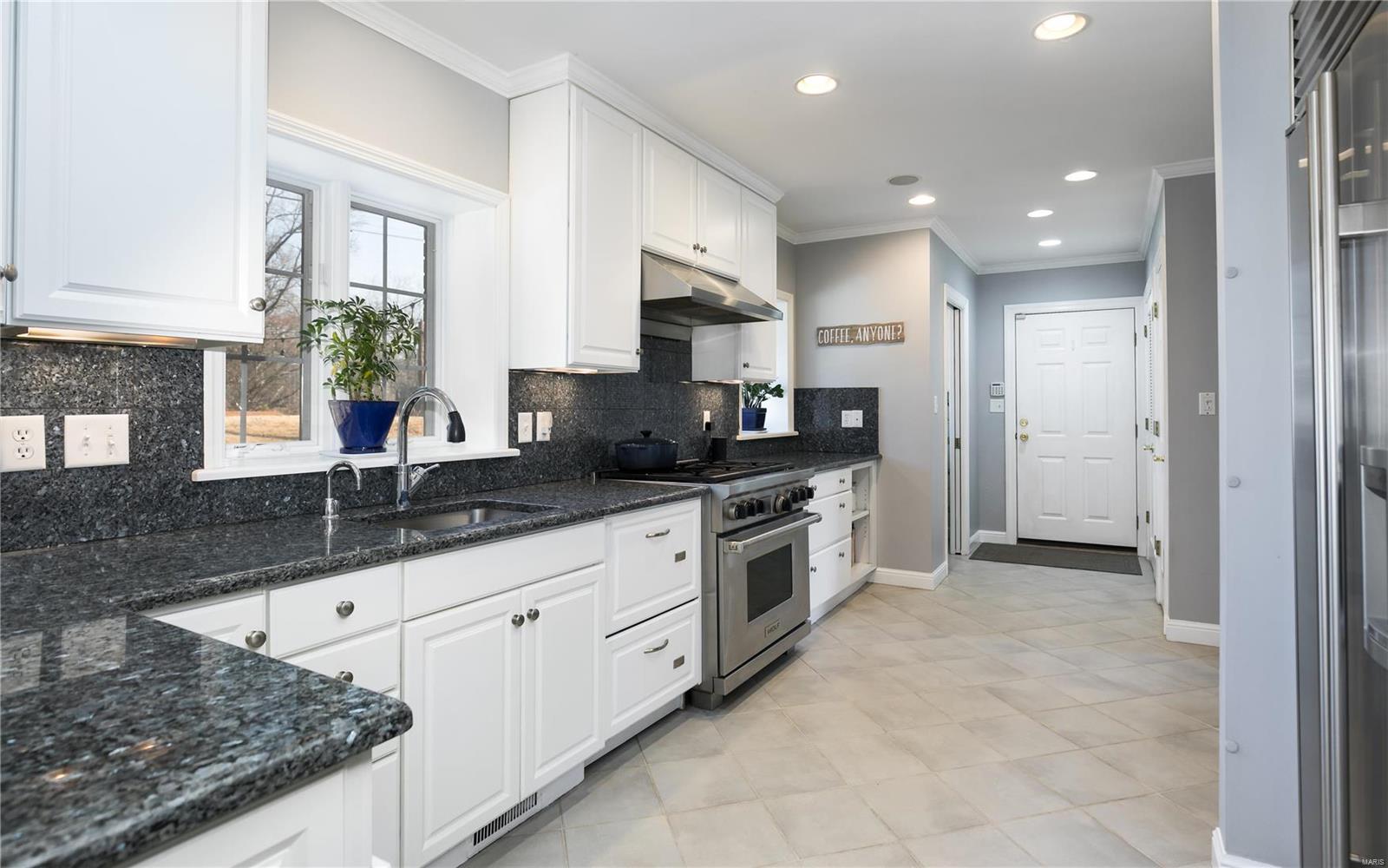 4 Foxboro Road Ladue, MO 63124 - Photo 8 of 17