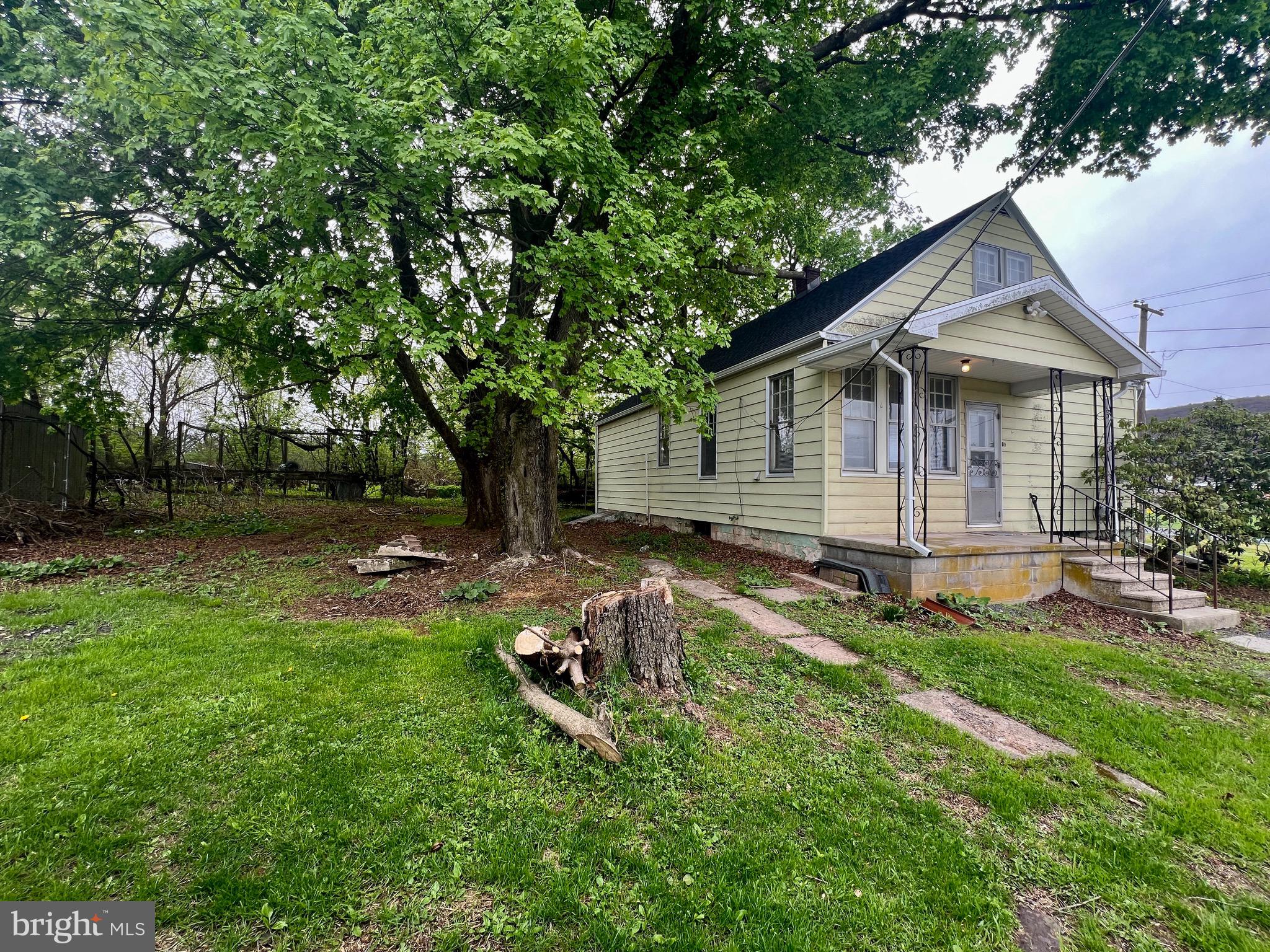 280 Fairview Street Tamaqua, PA 18252 - Photo 7 of 26 a backyard of a house with table and chairs