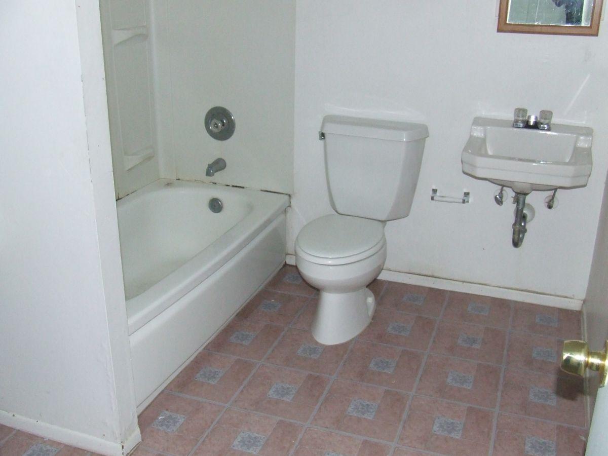 7009 West Camelback Road Phoenix, AZ 85033 - Photo 4 of 10 Hall bath