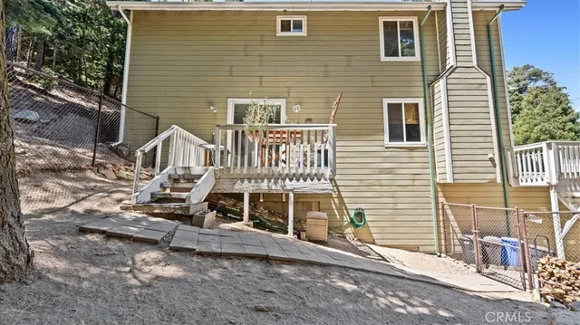 a view of a house with backyard
