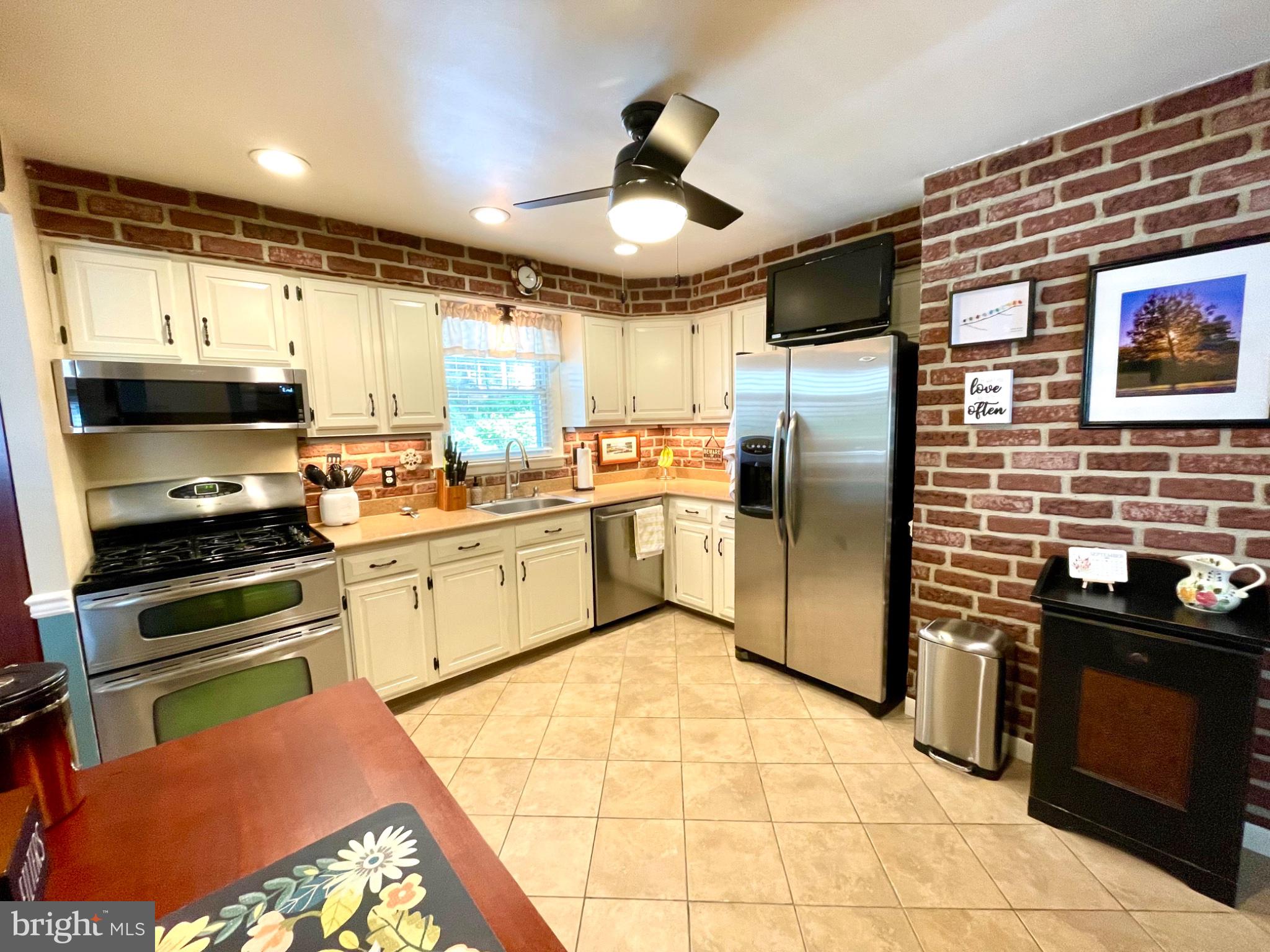 2731 Cambridge Road York, PA 17402 - Photo 2 of 21 Gallery Image 2