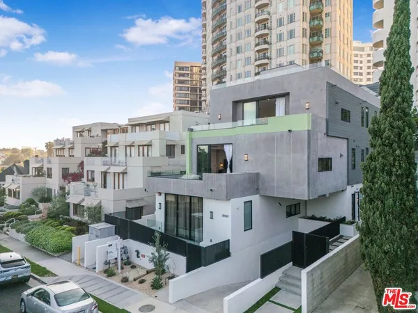 $17,950 | 10563 Ashton Avenue, Unit 3, Los Angeles, CA 90024