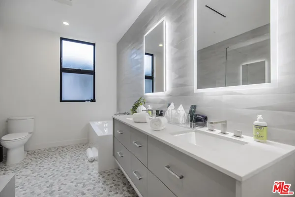 $17,950 | 10563 Ashton Avenue, Unit 3, Los Angeles, CA 90024