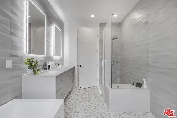 $17,950 | 10563 Ashton Avenue, Unit 3, Los Angeles, CA 90024