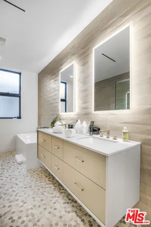 $17,950 | 10563 Ashton Avenue, Unit 3, Los Angeles, CA 90024