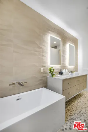 $17,950 | 10563 Ashton Avenue, Unit 3, Los Angeles, CA 90024