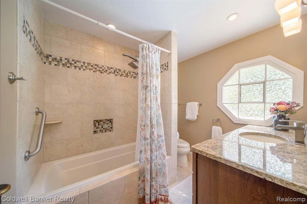 1760 Broadstone Road Grosse Pointe Woods, MI 48236 - Photo 15 of 29