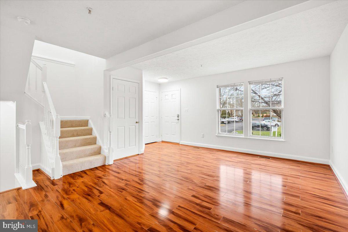 6570 Ellington Way Frederick, MD 21703 - Photo 6 of 39 Living room