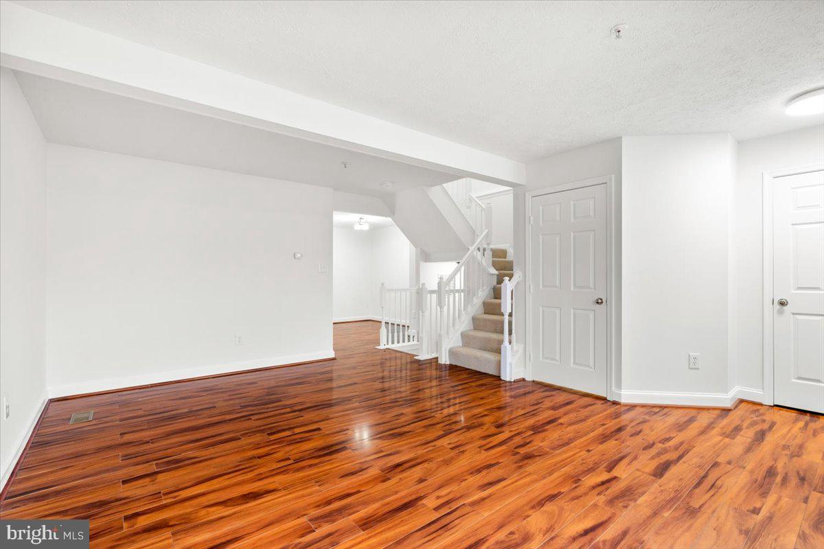 6570 Ellington Way Frederick, MD 21703 - Photo 8 of 39 Living room