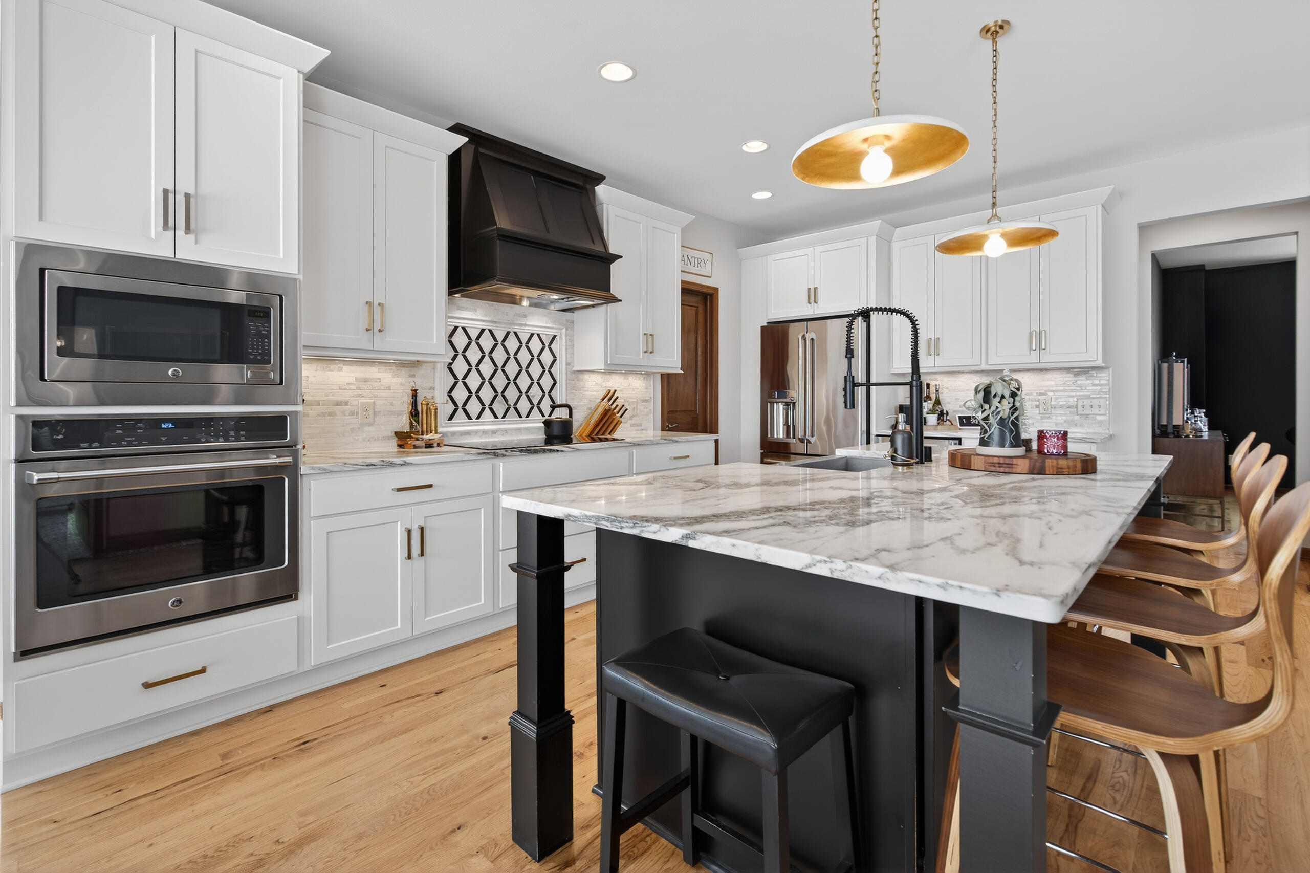 W79N417 Ridgeway Lane Cedarburg, WI 53012 - Photo 11 of 35 Kitchen