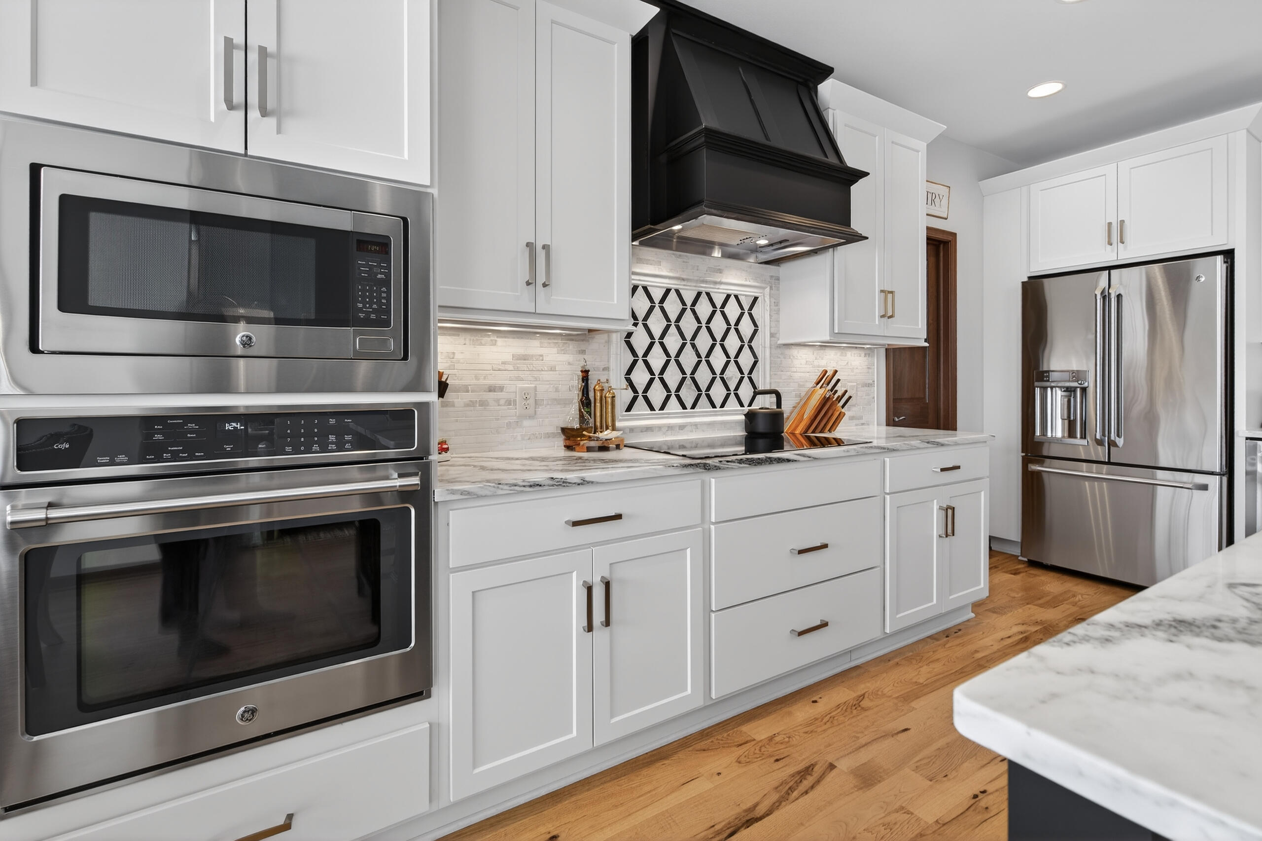 W79N417 Ridgeway Lane Cedarburg, WI 53012 - Photo 12 of 35 Kitchen