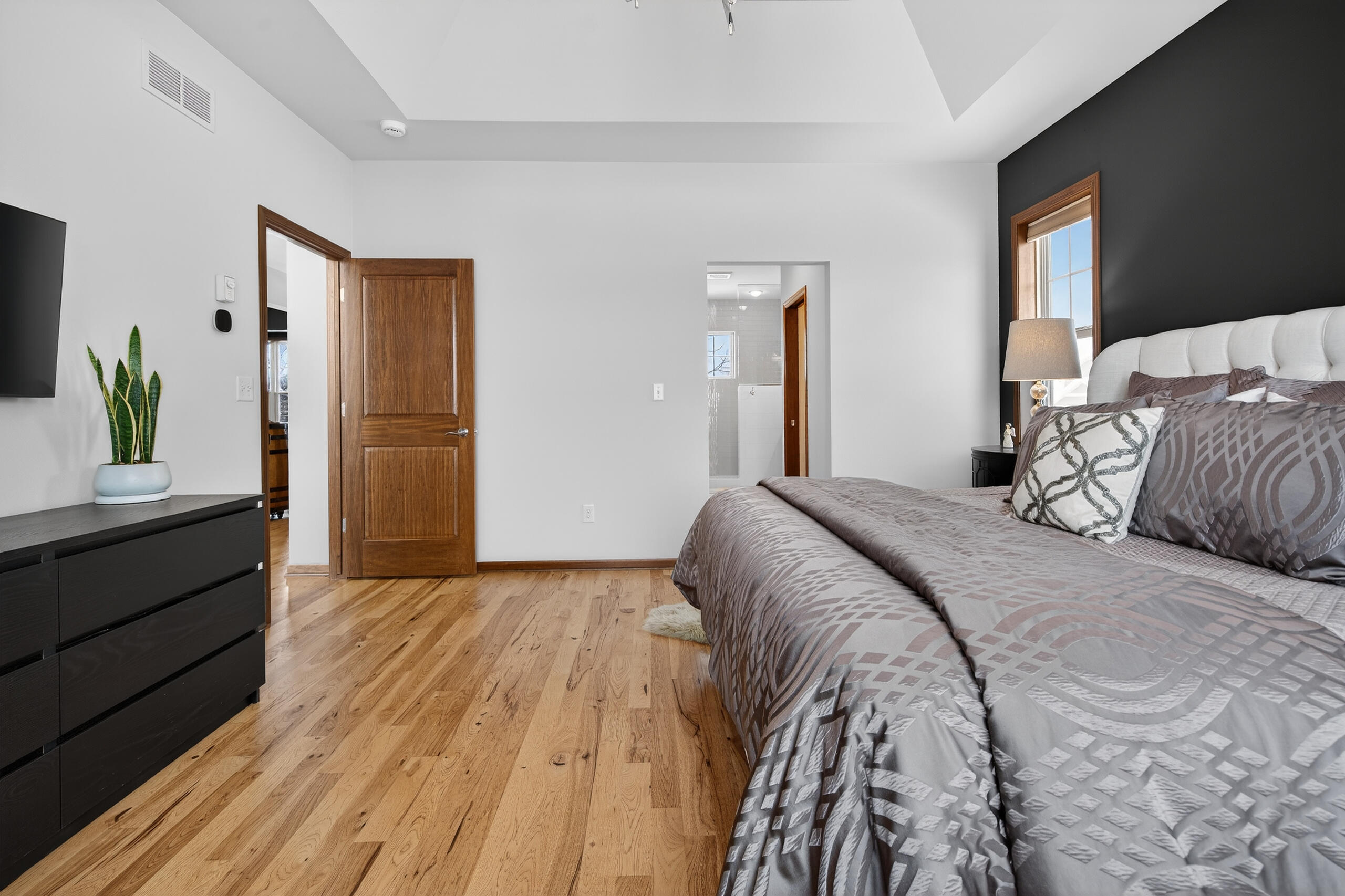 W79N417 Ridgeway Lane Cedarburg, WI 53012 - Photo 18 of 35 Main Bedroom
